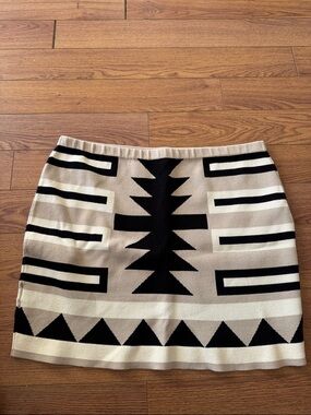 Geometric Pattern Beige and Black Knit Skirt